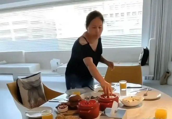 菲郁躁症复发开跑车直奔豪宅吊唁大S开元棋牌小S回应斥资百万包机汪小(图8)